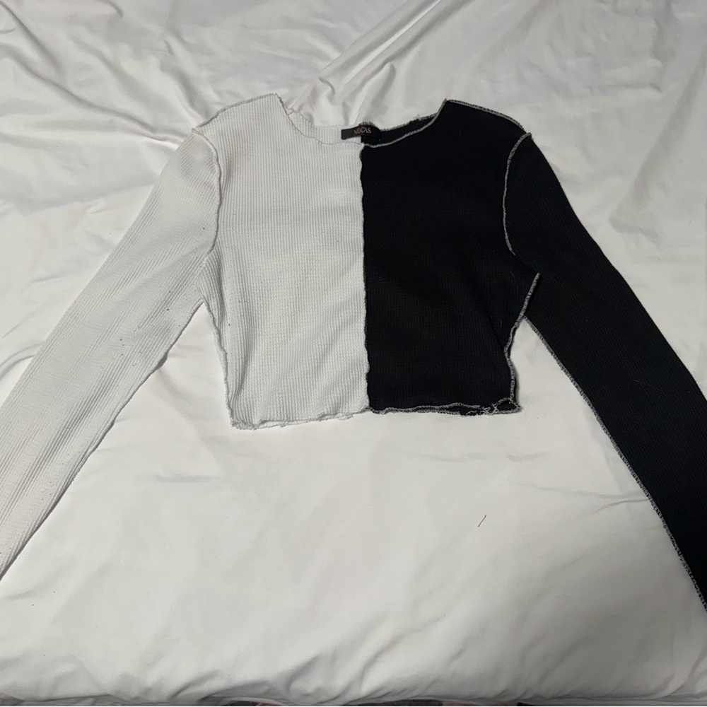Black and white cropped long sleeve top